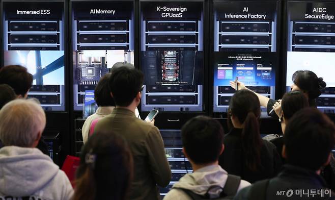 22일 서울 강남구 코엑스에서 열린 '2026 월드IT쇼'(WIS 2026)를 찾은 관람객들이 SKT 부스에서 AI데이터센터를 살펴보고 있다.  '생각을 넘어 행동으로: AI, 현실을 움직이다'를 슬로건으로, ‘피지컬 AI 대전환’을 핵심 주제로 구성한 이번 전시는 17개국 460개 기업·기관이 참여한 가운데 오는 24일까지 사흘간 진행된다. 2026.4.22/뉴스1  Copyright (C) 뉴스1. All rights reserved. 무단 전재 및 재배포,  AI학습 이용 금지.