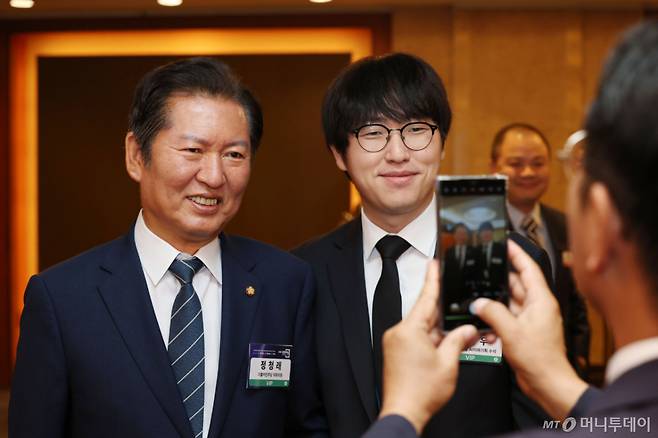 [서울=뉴시스] 국회사진기자단 = 정청래 더불어민주당 의원과 하정우 대통령실 AI미래기획수석이 25일 서울 중구 롯데호텔에서 열린 2025 경향포럼에서 기념촬영하고 있다. 2025.06.25. photo@newsis.com /사진=