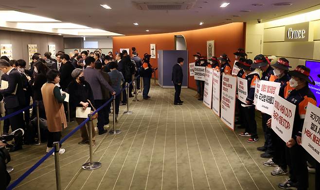 (서울=뉴스1) 최지환 기자 = 24일 서울 중구 코리아나호텔에서 열린 고려아연 정기 주주총회를 찾은 노조 조합원들이 주총장 입구에서 피켓 시위를 하고 있다. (공동취재) 2026.3.24/뉴스1  Copyright (C) 뉴스1. All rights reserved. 무단 전재 및 재배포,  AI학습 이용 금지. /사진=(서울=뉴스1) 최지환 기자