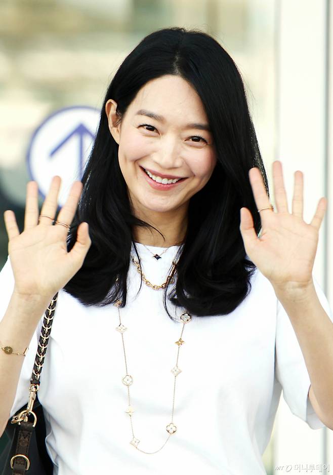 배우 신민아가 패션 브랜드 일정 차 모로코로 27일 오전 인천국제공항을 통해 출국하고 있다. 2026.04.27 /사진=임성균 tjdrbs23@