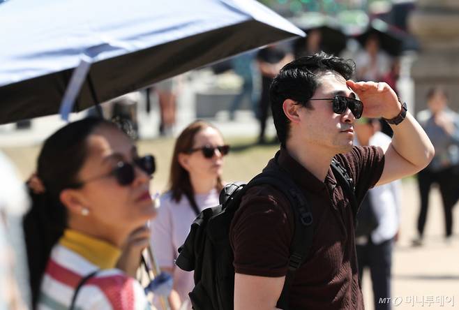 서울 낮 최고 기온이 26도까지 올라가는 등 초여름 날씨를 보인 지난 24일 서울 종로구 경복궁을 찾은 외국인 관광객들이 수문장 교대식을 관람하고 있다. /사진=뉴스1
