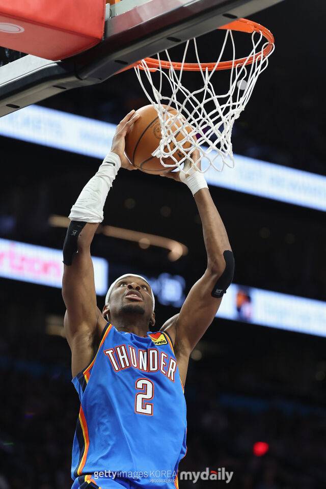 26일 피닉스와 서부 콘퍼런스 PO 1라운드 3차전에서 덩크하는 샤이 길저스-알렉산더. /게티이미지코리아