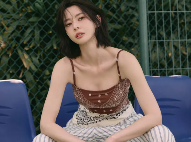 배우 권나라가베트남 다낭의 이국적인 햇살 아래, 무심한 듯 시크한 표정으로 카메라를 압도했다. /데이즈드