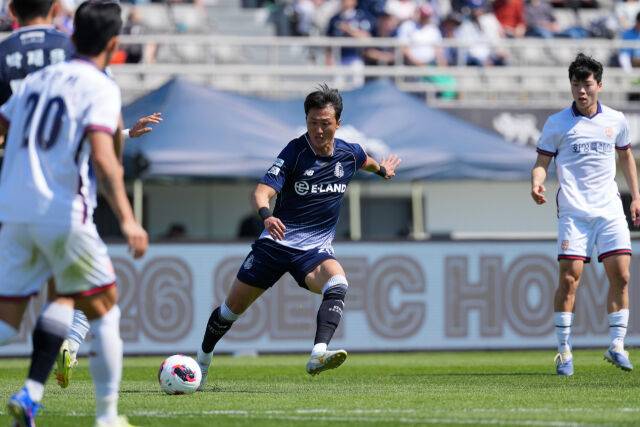 서울 이랜드가 26일 목동종합운동장에서 열린 화성FC와 9라운드 홈 경기에서 1-2로 패배했다. 수비를 하고 있는 서울 이랜드 김오규(가운데)./서울 이랜드 제공