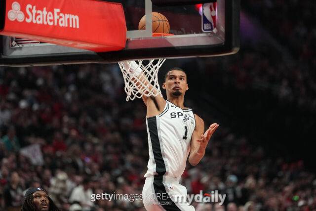 덩크하는 웸반야마. /게티이미지코리아