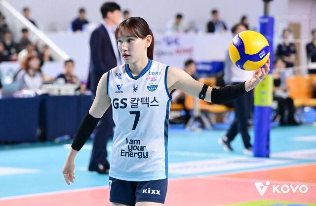 안혜진이 3일 김천체육관에서 열린 2025-2026 V-리그 여자부 챔피언결정전 2차전에서 서브를 넣기 위해 이동하고 있다./KOVO 제공