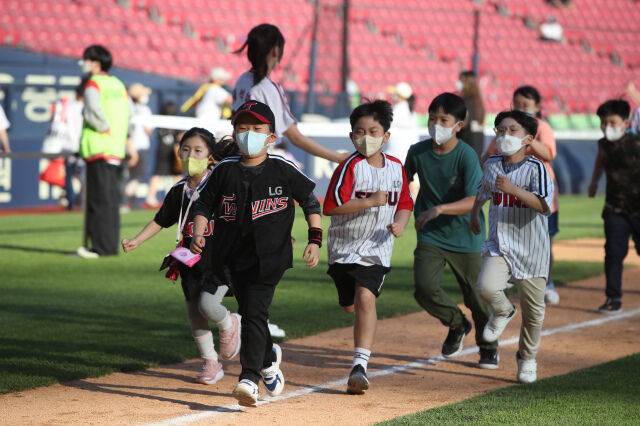 LG 트윈스 어린이 팬이 뛰어놀고 있다./LG 트윈스 제공