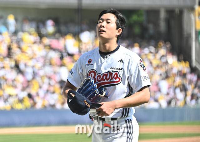 두산 최민석이 25일 LG전에서 이닝을 마무리하고 마운드를 내려오고 있다./송일섭 기자