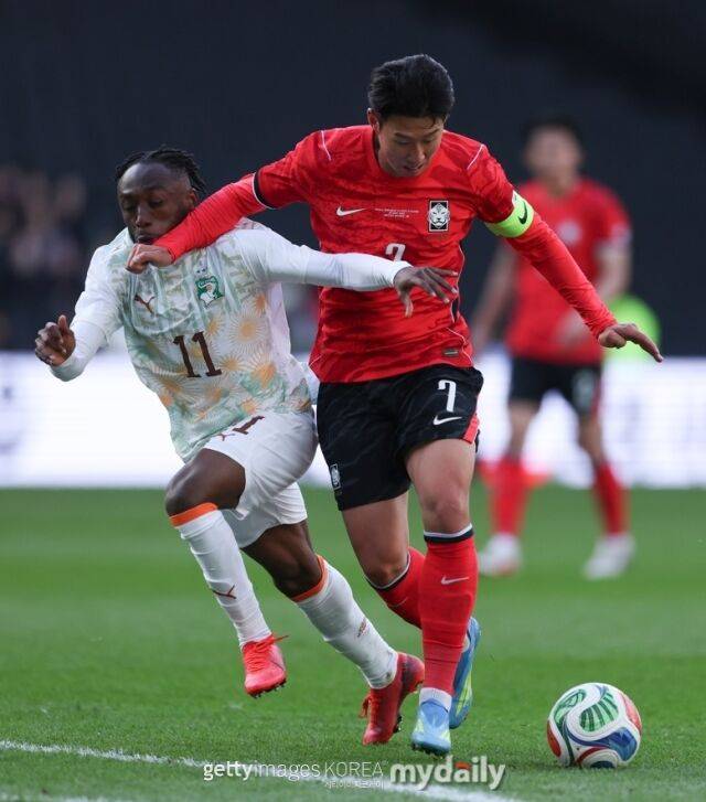 축구대표팀의 손흥민(오른쪽)이 2026년 3월 영국 밀턴키스에서 열린 코트디부아르와의 평가전에서 돌파를 시도하고 있다./게티이미지코리아