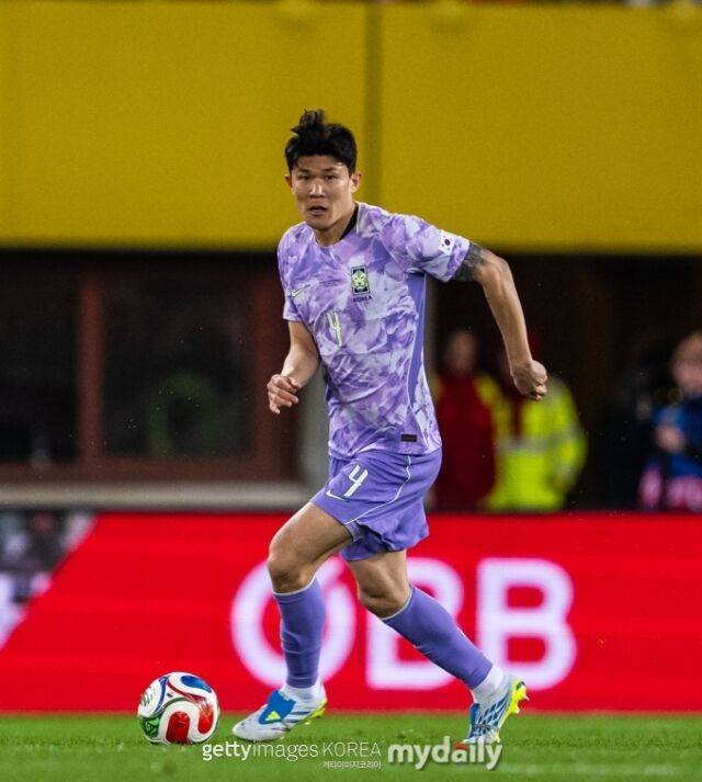 축구대표팀 수비수 김민재가 1일(한국시간) 오스트리아 빈에서 열린 오스트리아와의 평가전에서 드리블을 하고 있다./게티이미지코리아