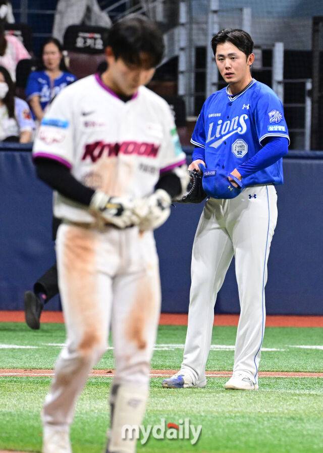 삼성 미야지가 26일 오후 서울 고척스카이돔에서 진행된 '2026 신한 SOL Bank KBO리그' 삼성--키움의 경기 8회말 키움 박수종에게 헤드샷을 던진 뒤 아쉬워 하고 있다./마이데일리