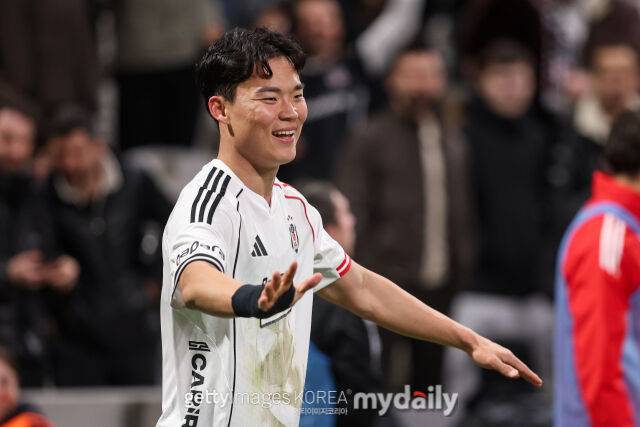 베식타스의 오현규가 튀르키예 이스탄불에서 열린 안탈리아스포르와의 2025-26시즌 튀르키예 쉬페르리그 경기에서 웃고 있다./게티이미지코리아