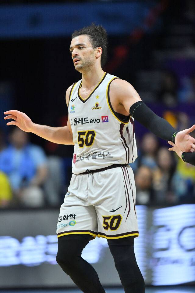 고양 소노가 27일 고양 소노 아레나에서 열린 창원 LG와의 4강 플레이오프 3차전에서 승리하며 챔피언결정전에 진출했다. 동료들과 하이파이브를 하고 있는 LG 아셈 마레이./KBL 제공