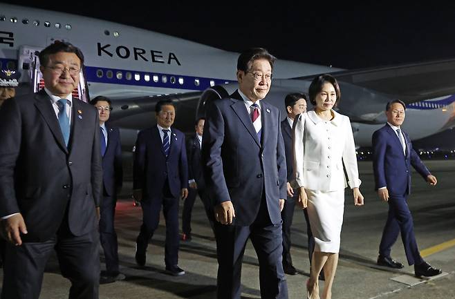 인도·베트남 국빈방문을 마치고 귀국한 이재명 대통령과 김혜경 여사가 24일 성남 서울공항에서 차량으로 이동하고 있다. [연합]