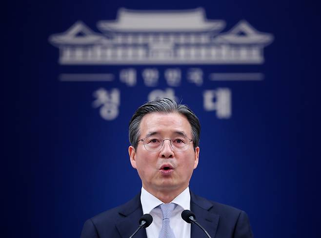 김용범 정책실장이 27일 청와대 춘추관에서 이날 열린 이재명 대통령과 데미스 허사비스 구글 딥마인드 최고경영자(CEO) 면담 관련 브리핑을 하고 있다. [연합]