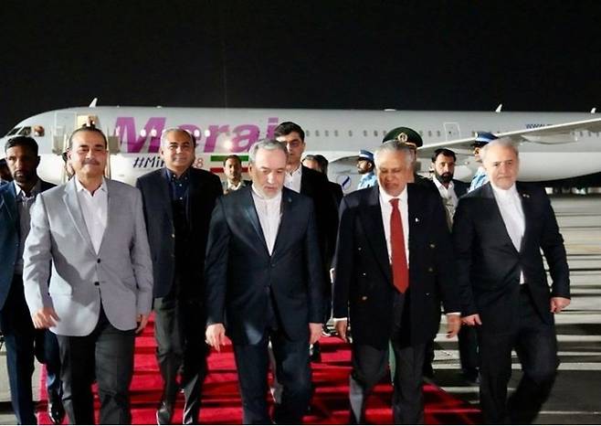 [서울=뉴시스]  압바스 아라그치 이란 외무장관(왼쪽 두 번째)이 26일 오만을 방문한 뒤 다시 파키스탄으로 돌아와 공항에서 파키스탄측 인사들과 걸어나오고 있다.(출처: 타스님 통신) 2026.04.26. *재판매 및 DB 금지