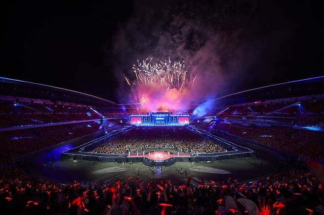 [요코하마=뉴시스] 동방신기가 지난 25~26일 일본 요코하마 닛산 스타디움에서 '동방신기 20th 애니버서리 라이브 인 닛산 스타디움 ~레드 오션~'(東⽅神起 20th Anniversary LIVE IN NISSAN STADIUM ～RED OCEAN～)'을 열고 있다. (사진 = SM엔터테인먼트 제공) 2026.04.27. photo@newsis.com *재판매 및 DB 금지