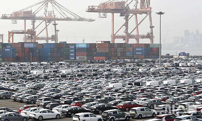 [평택=뉴시스] 김종택 기자 = 3일 경기 평택시 포승읍 평택항 자동차 전용부두에 수출용 차량이 세워져 있다.2026.04.03. jtk@newsis.com