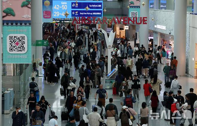 [인천공항=뉴시스] 배훈식 기자 =인천국제공항 제1터미널 면세구역에서 관광객들이 쇼핑을 하고 있다. 2025.11.06. dahora83@newsis.com