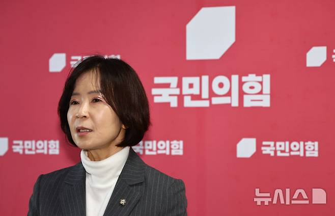 [서울=뉴시스] 김명년 기자 = 최수진 국민의힘 원내수석대변인이 21일 오전 서울 여의도 국회에서 '원내대표-초선 의원 모임'이 끝난 후 기자회견하고 있다. 2026.01.21. kmn@newsis.com