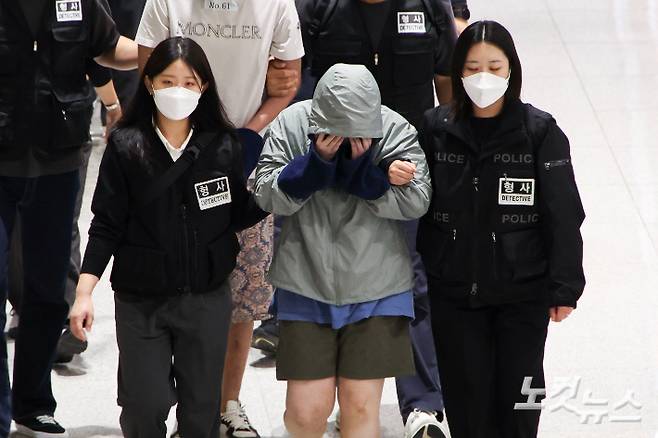 지난해 10월 캄보디아 온라인 사기에 가담해 구금된 한국인들이 인천국제공항 제2터미널을 통해 송환되고 있다. 인천공항=황진환 기자