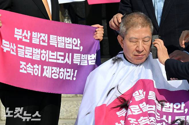 박형준 부산시장이 서울 여의도 국회 본관 앞에서 '부산 글로벌허브도시 조성에 관한 특별법안' 제정을 촉구하며 삭발하고 있다. 윤창원 기자