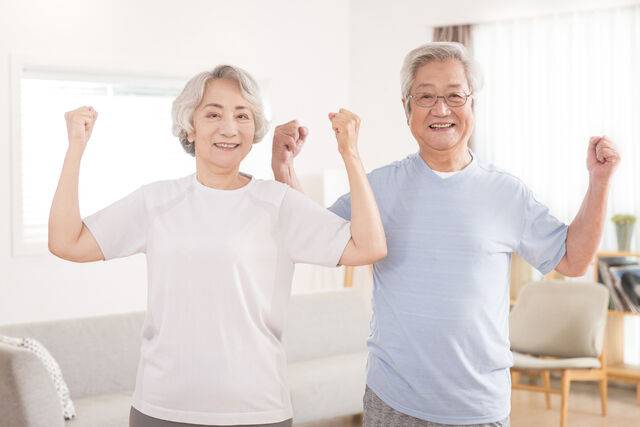 저강도 의자 운동은 초보자도 부담 없이 근력과 기초 체력을 함께 기르는 방법이다. 클립아트코리아