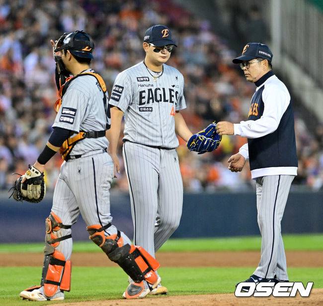 [OSEN=잠실, 최규한 기자] 23일 서울 잠실야구장에서 ‘2026 신한 SOL KBO리그’ LG 트윈스와 한화 이글스의 경기가 열렸다.홈팀 LG는 이정용, 방문팀 한화는 황준서를 선발로 내세웠다. 3회말 2사 2루 상황 한화 김서현이 마운드에 오르고 있다. 2026.04.23 / dreamer@osen.co.kr