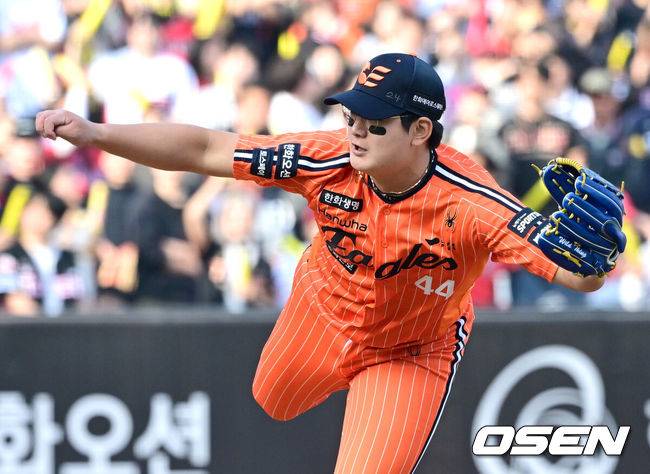 [OSEN=대전, 최규한 기자] 11일 대전 한화생명볼파크에서 ‘2026 신한 SOL KBO리그’ 한화 이글스와 KIA 타이거즈의 경기가 열렸다.홈팀 한화는 왕옌청, 방문팀 KIA는 이의리를 선발로 내세웠다. 9회초 마운드에 오른 한화 투수 김서현이 힘차게 공을 뿌리고 있다. 2026.04.11 / dreamer@osen.co.kr