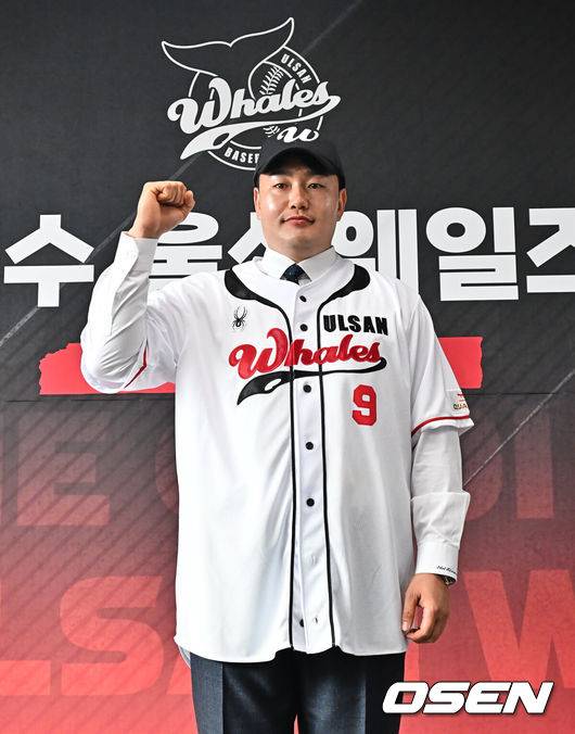 [OSEN=울산, 이석우 기자] 27일 울산 문수야구장에서 MLB 출신 최지만이 울산 웨일즈 입단식을 가졌다.2010년 동산고 졸업 후 곧바로 미국 시애틀 매리너스에 입단한 최지만은 LA 에인절스, 뉴욕 양키스, 탬파베이 레이스 등을 거쳤고 탬파베이 레이스 소속이던 2020년에는 한국인 타자 최초로 월드시리즈에 출전했다.최지만이 유니폼을 입고 등번호 9번을 달고 파이팅을 외치고 있다.2026.04.27 / foto0307@osen.co.kr