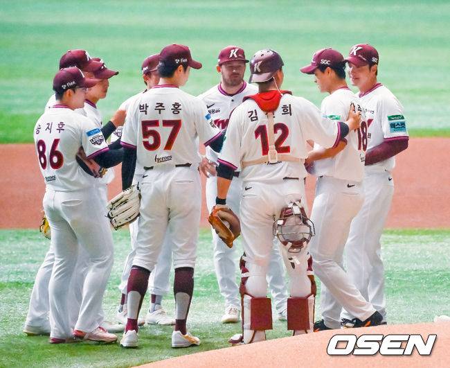 [OSEN=고척, 민경훈 기자] 26일 오후 서울 고척스카이돔에서 2026 신한 SOL KBO리그 키움 히어로즈와 삼성 라이온즈의 경기가 열렸다.이날 키움은 박준현을, 삼성은 장찬희를 선발투수로 내세운다.키움 선발 박준현이 경기 전 어둠 속에서 동료들의 격려를 받으며 데뷔전 출격 준비를 하고 있다. 2026.04.26 / rumi@osen.co.kr