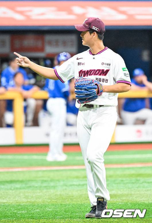 [OSEN=고척, 민경훈 기자] 26일 오후 서울 고척스카이돔에서 2026 신한 SOL KBO리그 키움 히어로즈와 삼성 라이온즈의 경기가 열렸다.이날 키움은 박준현을, 삼성은 장찬희를 선발투수로 내세운다.2회초를 마친 키움 선발 박준현이 기뻐하고 있다. 2026.04.26 / rumi@osen.co.kr