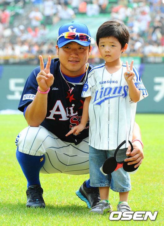 [OSEN=지형준 기자] 2011 올스타전 삼성 박석민&아들 박준현 군. 2011.07.23 /jpnews@osen.co.kr