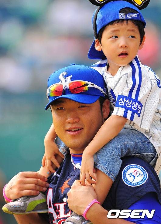 [OSEN=박준형 기자] 2011 올스타전 삼성 박석민&아들 박준현 군. 2011.07.23 /soul1014@osen.co.kr