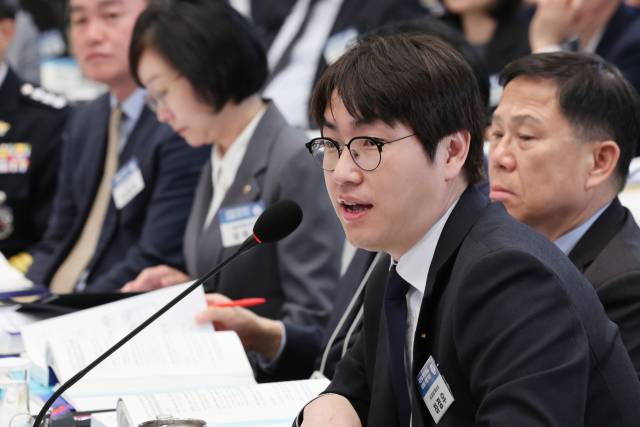 ▲하정우 AI미래기획수석이 지난 17일 청와대 영빈관에서 열린 공공기관 및 유관기관 업무보고에서 이재명 대통령 질문에 답하고 있다. ⓒ연합뉴스