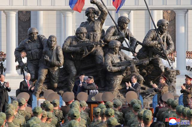 ▲김정은 북한 국무위원장이 지난 26일 평양에서 러시아 쿠르스크 해방작전 종결 1주년을 맞아 거행된 '해외군사작전 전투위훈기념관' 준공식에 참석해 연설했다고 조선중앙통신이 27일 보도했다. ⓒ조선중앙통신=연합뉴스