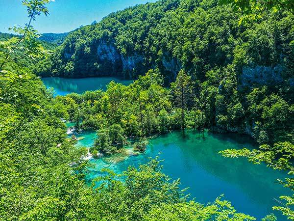 물감을 풀어 놓은 팔레트인가. 마치 주왕산 국립공원의 주산지가 여러 곳 길게 이어져 있는 모습이다. 바닥에 쌓인 탄산석회 성분이 반사되고 햇빛과 섞여 에메랄드빛을 낸다. 그런 설명보다는, 숲의 요정이 호수에 초록 물감을 풀고 파란 하늘빛을 섞어 이런 청록빛을 만들지 않았을까, 동화의 나라를 상상해 본다.