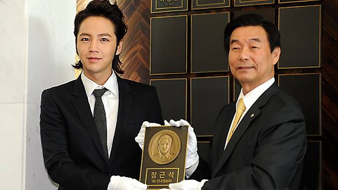 모교인 한양대학교에 12억원 이상의 발전기금을 기탁하며 기부 문화 확산에 나선 모습. 자신의 성취를 사회적 가치로 치환하려는 의지는 구체적인 실천과 기념 명패로 남았다. 세계일보 자료사진