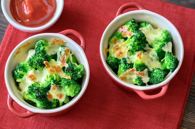 오븐에 구울 땐 브로콜리 가장자리가 갈색으로 변하기 시작할 때 꺼내는 것이 적당하다. 클립아트코리아 제공