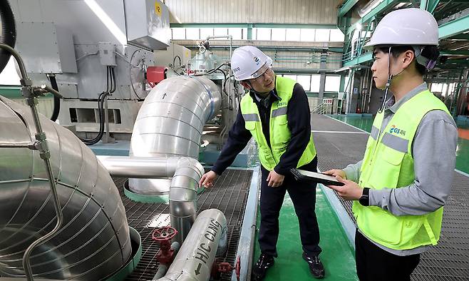 경기 부천 GS파워 열병합발전소에서 안전관리 담당 직원들이 8일 AI 위험성 평가 시스템 ‘에어’(AI Risk Assessment·AIR)가 생성한 체크리스트를 보며 설비를 점검하고 있다. 이제원 선임기자