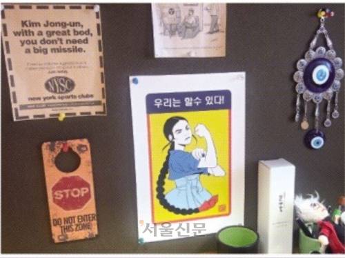 타운 국장 책상 앞에 붙어 있는 패러디물 등의 모습.