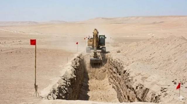 사진=칠레가 볼리비아와의 국경에 해자를 설치하고 있다. 오케이디아리오 캡처