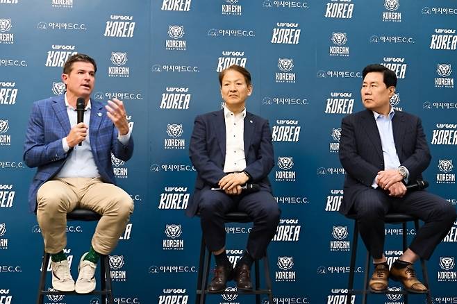 스콧 오닐  LIV골프 CEO(왼쪽), 성희엽 부산시 부시장, 아시아드CC 김도형 대표. LIV골프 제공.