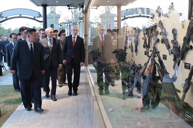 26일 러시아 국방부와 주북러시아대사관에 따르면 이날 북한 평양에서는 김정은 북한 국무위원장과 안드레이 벨로우소프 러시아 국방장관, 뱌체슬라프 볼로딘 러시아 국가두마 의장 등이 참석한 가운데 ‘해외군사작전 전투위훈기념관’ 준공식이 열렸다. 기념관에는 러시아가 우크라이나 전장에서 노획한 서방제 무기 전시장도 조성됐다. 사진은 기념관에 전시된 총기를 둘러보는 김 위원장과 벨로우소프 장관, 볼로딘 의장. 2026.4.27 주북러시아대사관 자료