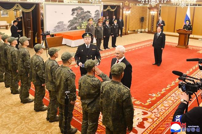 북한, 해외작전부대 지휘관·전투원에 ‘용감성훈장’ 수여 - 우크라이나 전장에서 ‘특출한 공헌’을 한 북한군 해외작전부대 지휘관·전투원들이 지난 26일 평양에서 러시아 대통령 정령에 따라 안드레이 벨로우소프 러시아 국방장관으로부터 ‘용감성훈장’을 수여받았다고 조선중앙통신이 27일 보도했다. 2026.4.27 평양 조선중앙통신 연합뉴스