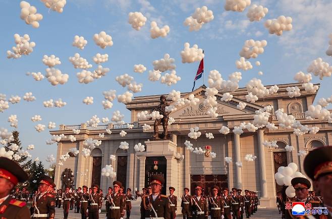 북한, 파병기념관 준공식 개최 - 김정은 북한 국무위원장이 지난 26일 평양에서 러시아 쿠르스크 해방작전 종결 1주년을 맞아 거행된 ‘해외군사작전 전투위훈기념관’ 준공식에 참석했다고 조선중앙통신이 27일 보도했다. 2026.4.27 평양 조선중앙통신 연합뉴스