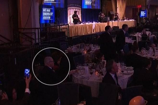 도널드 트럼프 미국 대통령이 참석한 백악관 출입기자단 만찬 행사장에서 총격 사건이 발생한 가운데, 긴박한 대피 상황 속 식사를 이어가는 참석자의 모습이 포착돼 화제다. X 영상 캡처