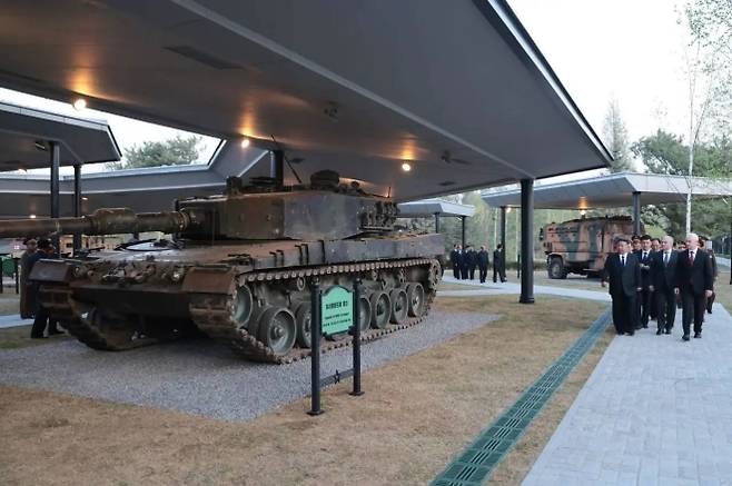 26일 러시아 국방부와 주북러시아대사관에 따르면 이날 북한 평양에서는 김정은 북한 국무위원장과 안드레이 벨로우소프 러시아 국방장관, 뱌체슬라프 볼로딘 러시아 국가두마 의장 등이 참석한 가운데 ‘해외군사작전 전투위훈기념관’ 준공식이 열렸다. 기념관에는 러시아가 우크라이나 전장에서 노획한 서방제 무기 전시장도 조성됐다. 사진은 독일제 레오파르트 2A4 전차가 전시된 모습. 전차 앞에는 2025년 2월 11일 쿠르스크주에서 파괴됐다는 내용의 표지판이 세워져 있다. 2026.4.27 주북러시아대사관 자료