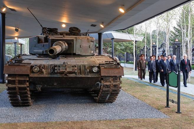 26일 김정은 북한 국무위원장과 안드레이 벨로우소프 러시아 국방장관, 뱌체슬라프 볼로딘 러시아 국가두마 의장이  북한군의 러시아 지원 전투 활동을 기리는 ‘해외군사작전 전투위훈기념관’을 둘러보고 있다. 기념관에는 러시아가 우크라이나 전장에서 노획한 서방제 무기 전시장이 조성됐다. 2026.4.27 평양 TASS 연합뉴스(러시아 국방부 제공)