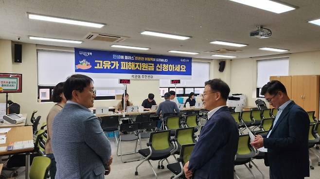 최경주(오른쪽 두 번째) 성북구 고유가 피해지원금 태스크포스(TF) 단장·부구청장이 27일 서울 석관동 주민센터를 방문해 전담창구 운영 상황을 점검하고 있다. 성북구 제공